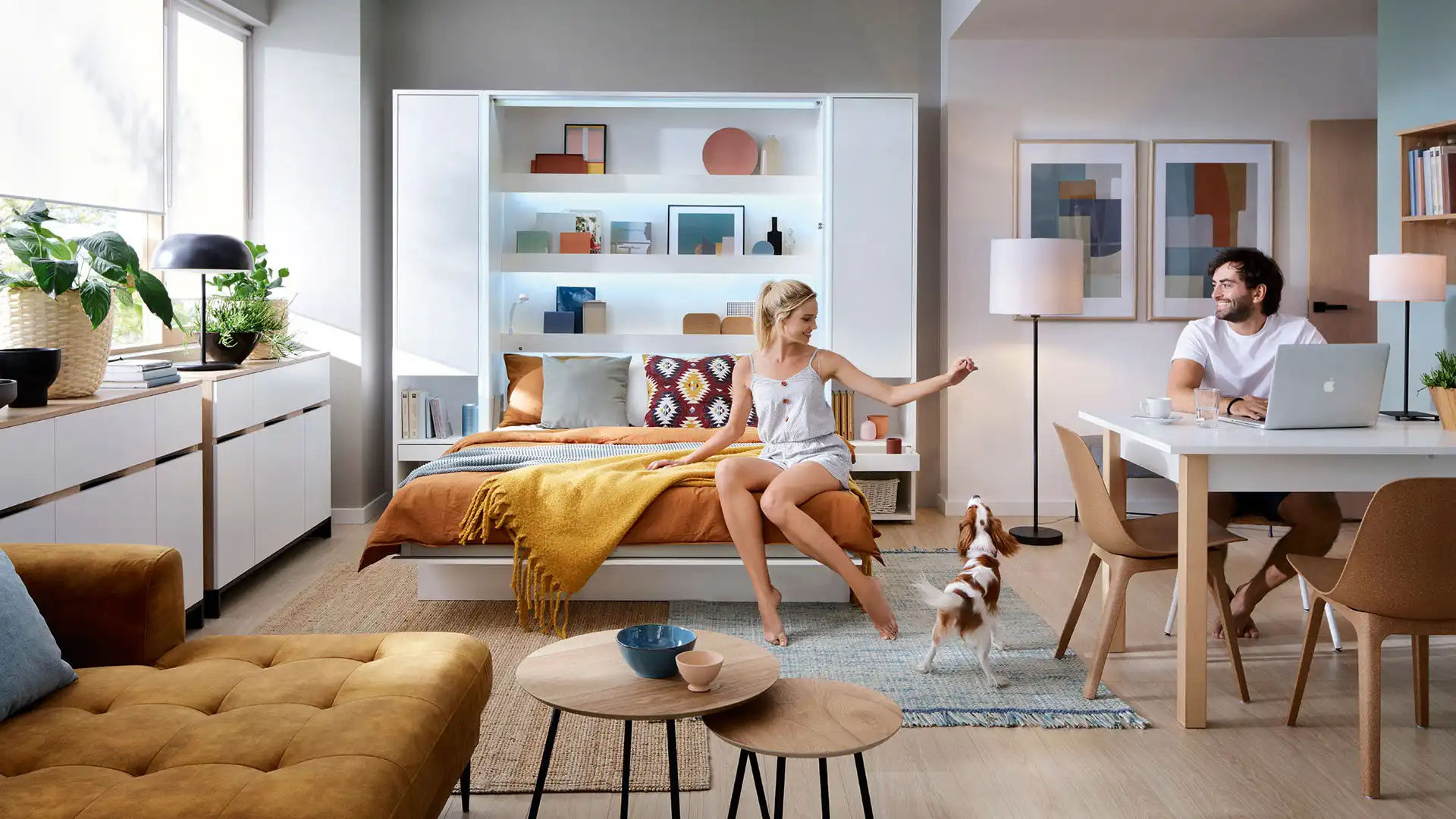 Praktyczny półkotapczan z sofą